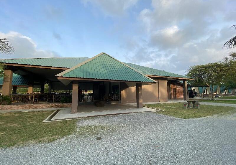 Hotel Oyo 89896 Sedili Inn Resort