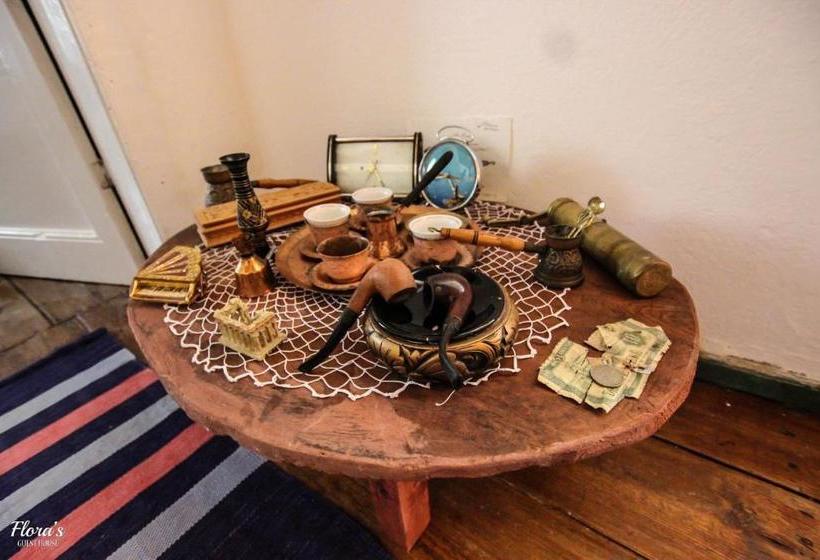 پانسیون Flora S Guesthouse  The Fir Gate