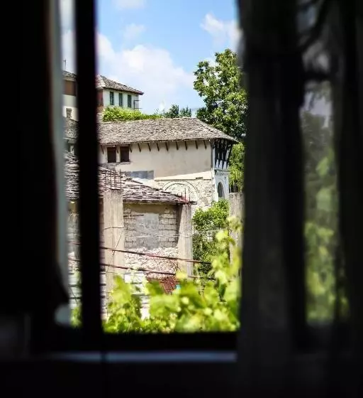 پانسیون Flora S Guesthouse The Fir Gate