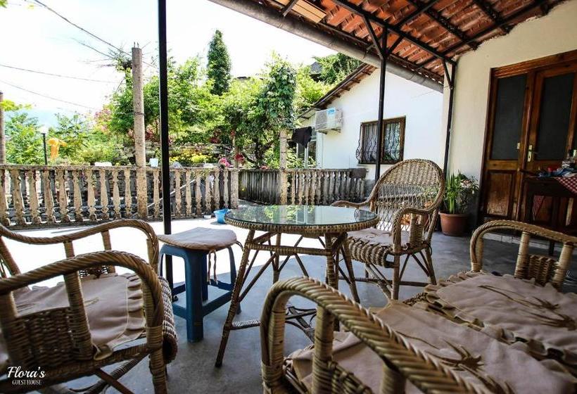 پانسیون Flora S Guesthouse  The Fir Gate