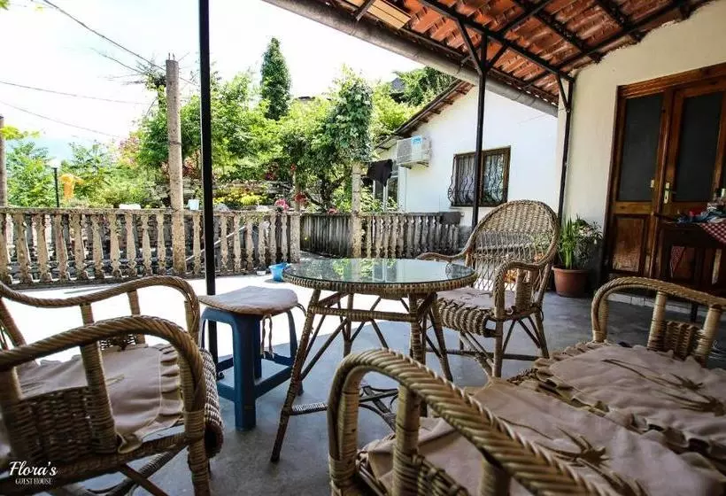 پانسیون Flora S Guesthouse The Fir Gate