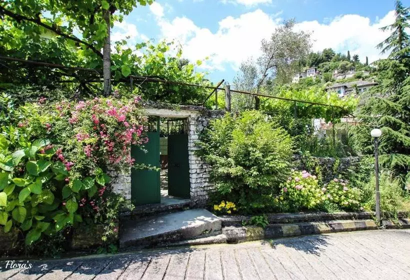 پانسیون Flora S Guesthouse The Fir Gate