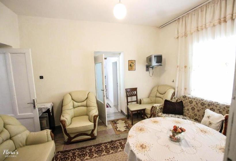 پانسیون Flora S Guesthouse  The Fir Gate