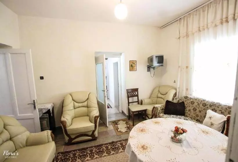 پانسیون Flora S Guesthouse The Fir Gate