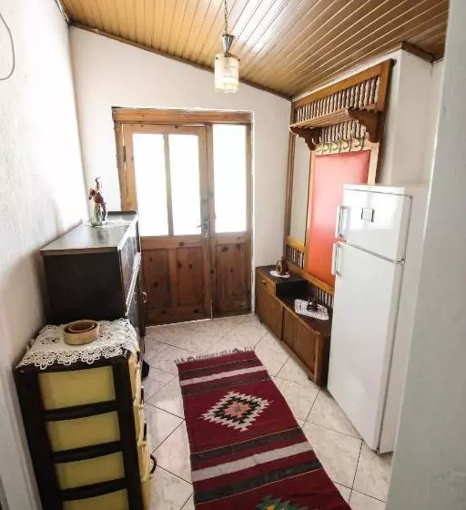 پانسیون Flora S Guesthouse The Fir Gate