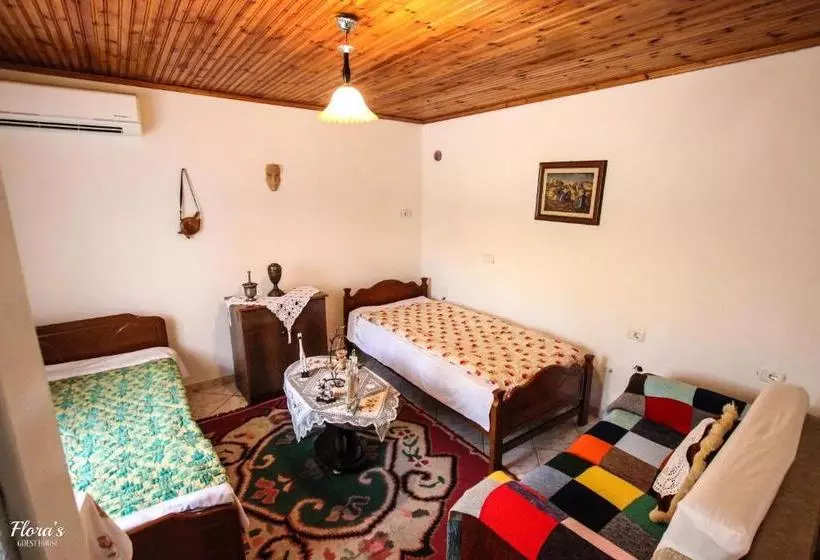 پانسیون Flora S Guesthouse The Fir Gate