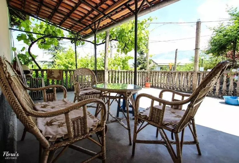پانسیون Flora S Guesthouse The Fir Gate