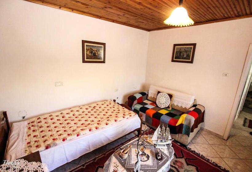 پانسیون Flora S Guesthouse  The Fir Gate