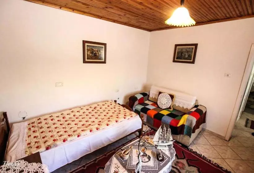 پانسیون Flora S Guesthouse The Fir Gate