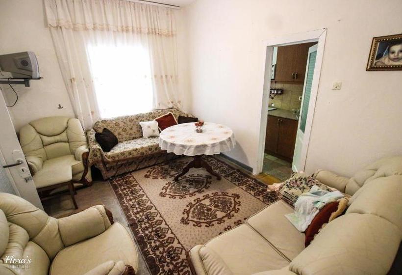 پانسیون Flora S Guesthouse  The Fir Gate