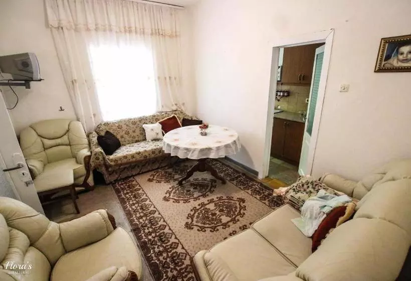 پانسیون Flora S Guesthouse The Fir Gate