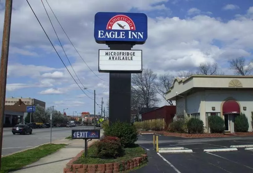 בית מלון כפרי American Eagle Inn Fayetteville