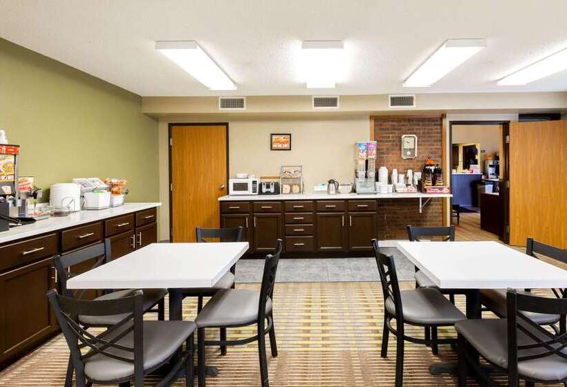 فندق Super 8 By Wyndham Storm Lake