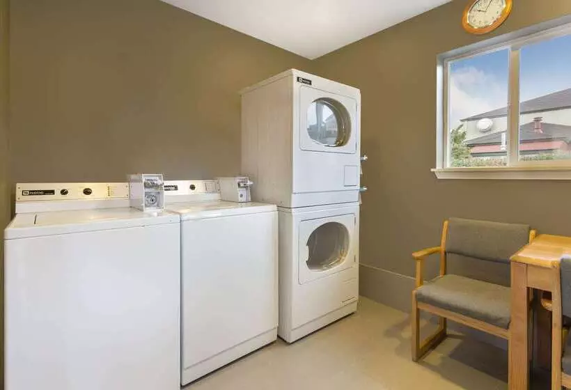 モーテル Super 8 By Wyndham Fortuna