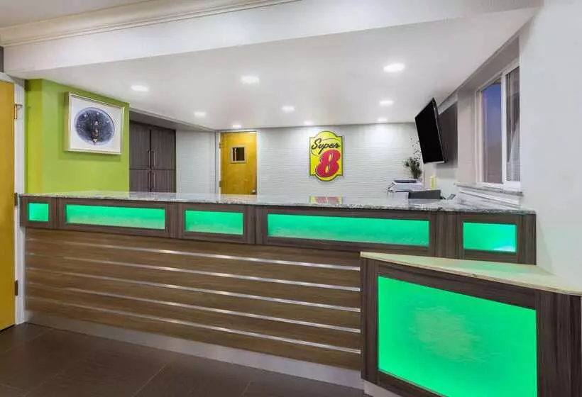 모텔 Super 8 By Wyndham Fortuna