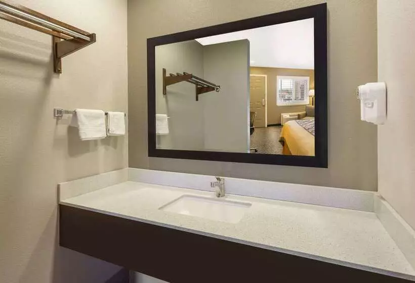 모텔 Super 8 By Wyndham Fortuna