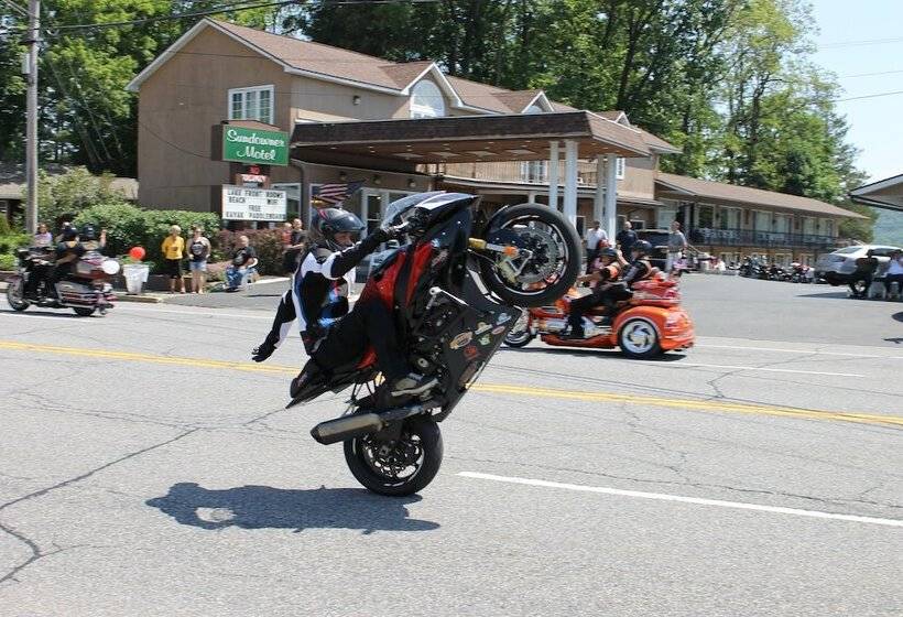 モーテル The Sundowner On Lake George