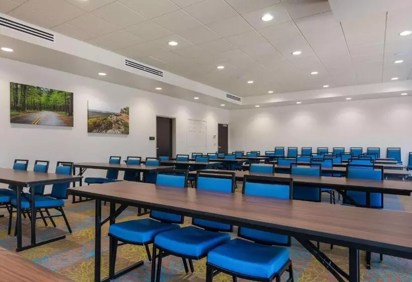 Hotelli Mainstay Suites East Camden