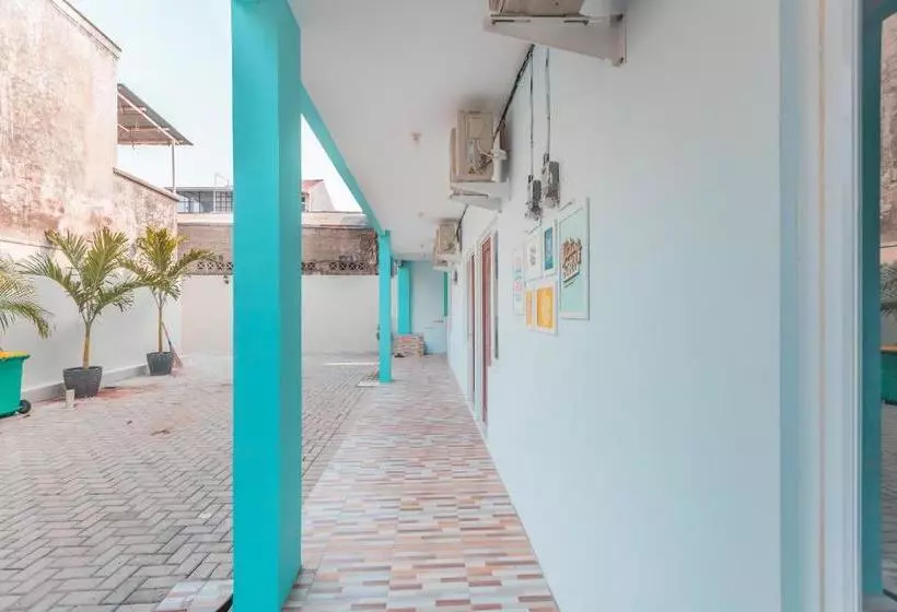 هتل Oyo Life 2445 Gardenia Residence