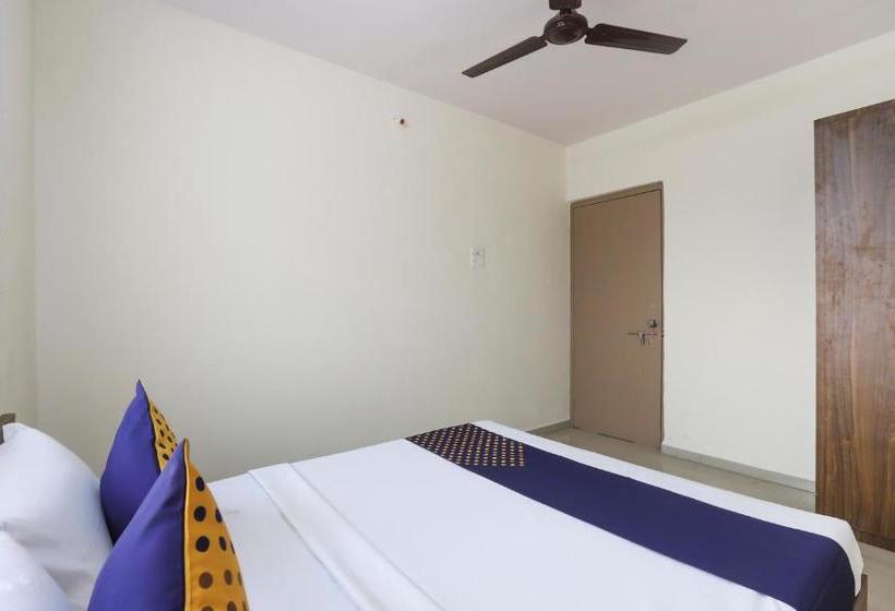 בית מלון כפרי Spot On 64910 Varma Imperial