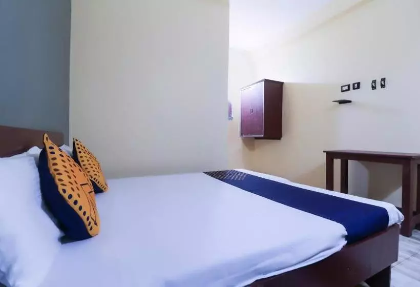 ホテル Vaccinated Staff  Spot On 67156 Malang Lodge