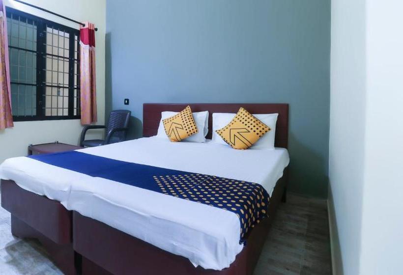 בית מלון כפרי Vaccinated Staff  Spot On 67156 Malang Lodge