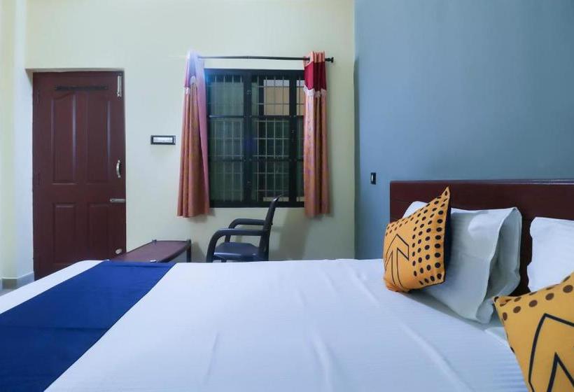 בית מלון כפרי Vaccinated Staff  Spot On 67156 Malang Lodge