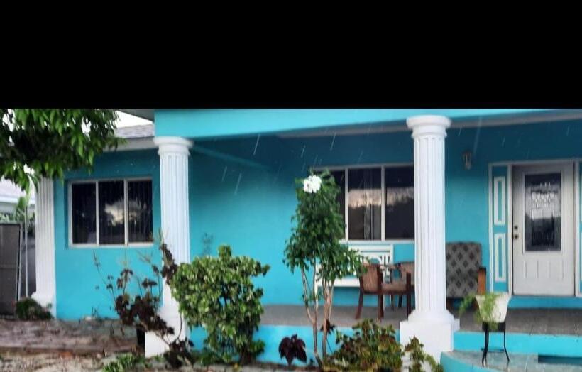 پانسیون Eastwood Escape