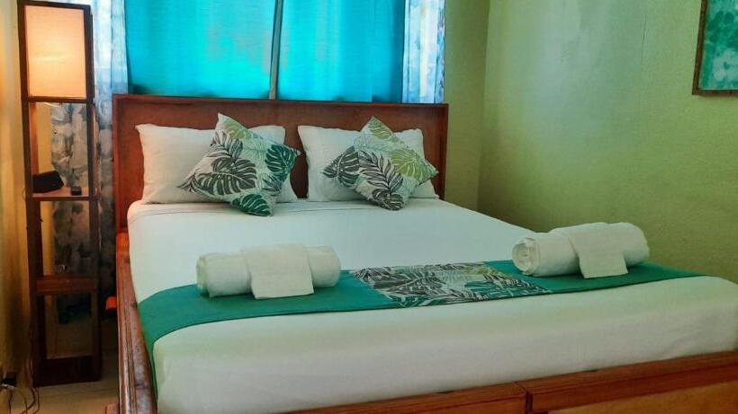 پانسیون Eastwood Escape