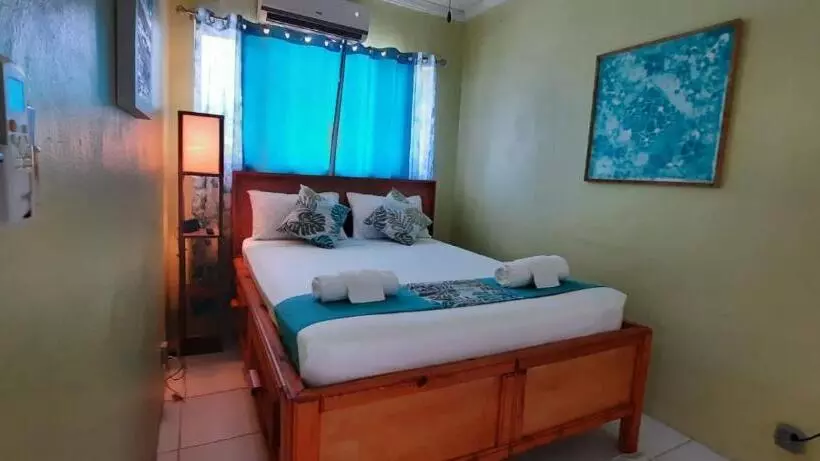 پانسیون Eastwood Escape