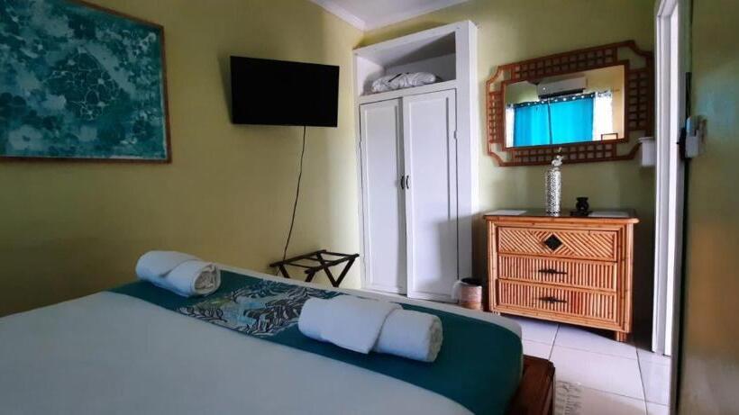 پانسیون Eastwood Escape