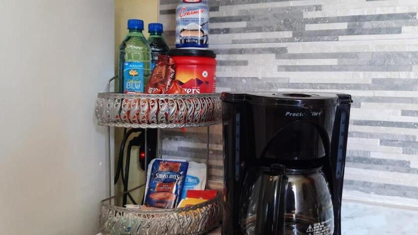 پانسیون Eastwood Escape