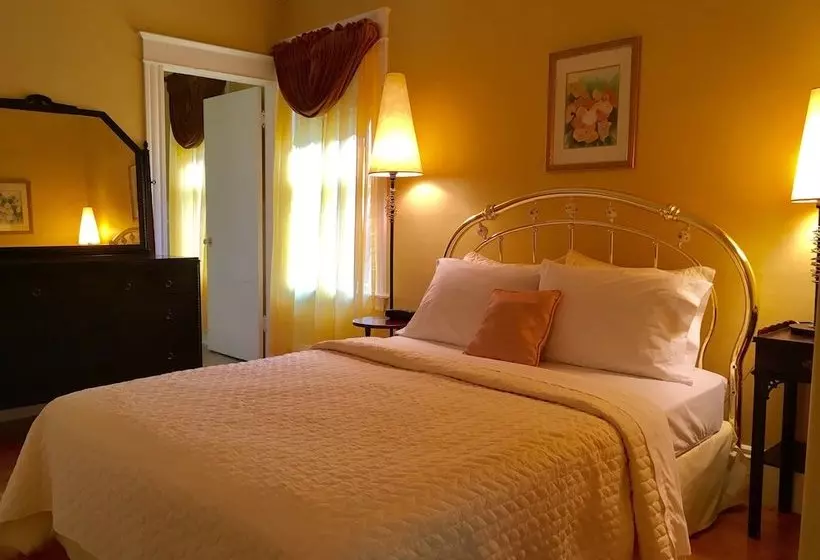 ベッドアンドブレックファースト Auberge Au Bois Dormant Inn
