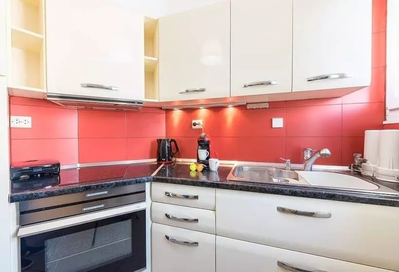 Central Flat With Cosy Sunny Terrace