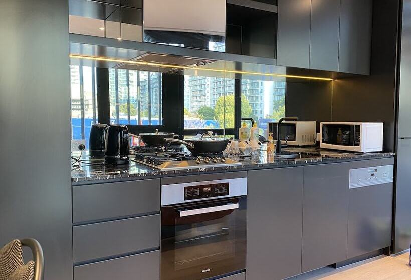 New Luxury 3bedroom Townhouse Cityview