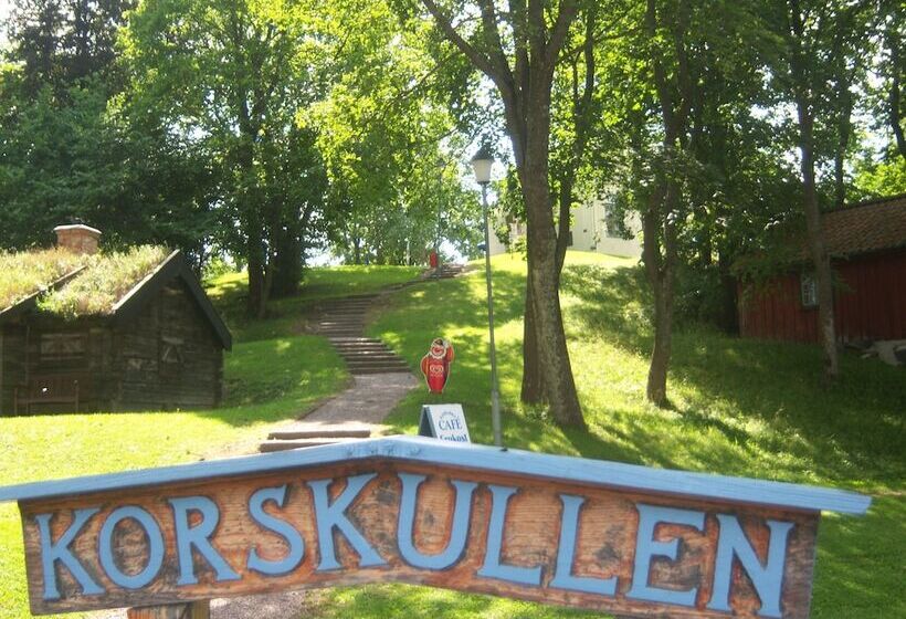 هتل Korskullens Camping Stugor & Cafe