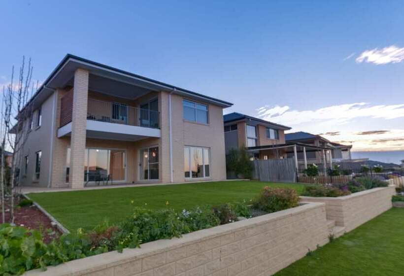 Luxury Waterfront Grand Villa In Melbourne