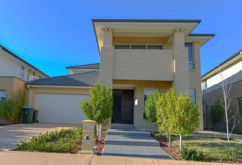 Luxury Waterfront Grand Villa In Melbourne