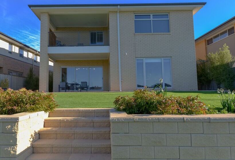 Luxury Waterfront Grand Villa In Melbourne