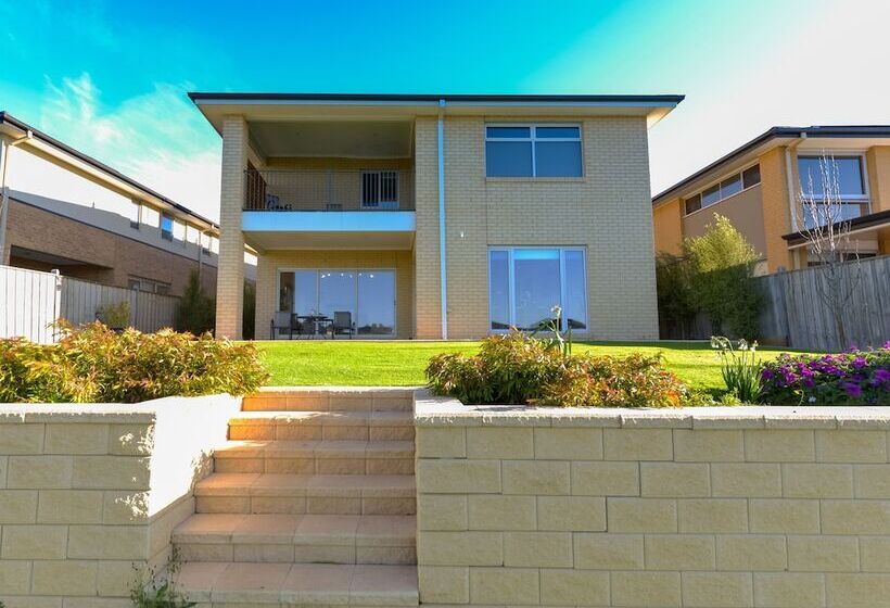 Luxury Waterfront Grand Villa In Melbourne