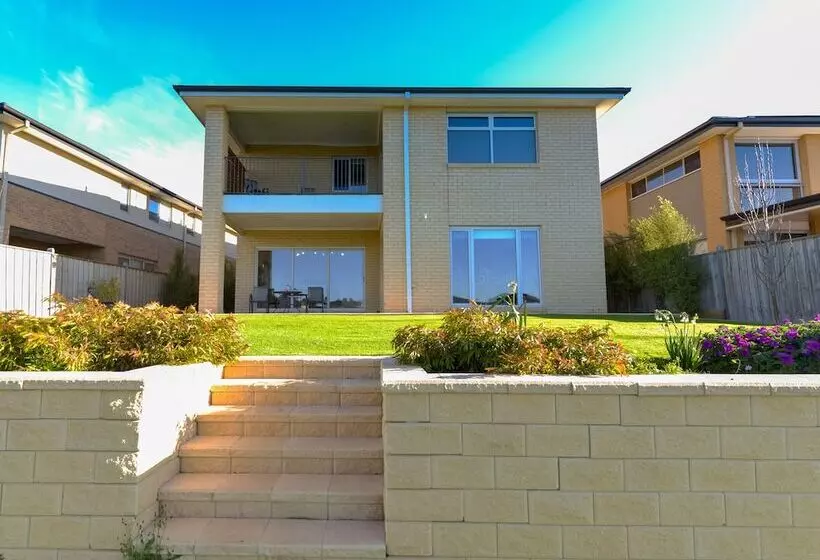 Luxury Waterfront Grand Villa In Melbourne