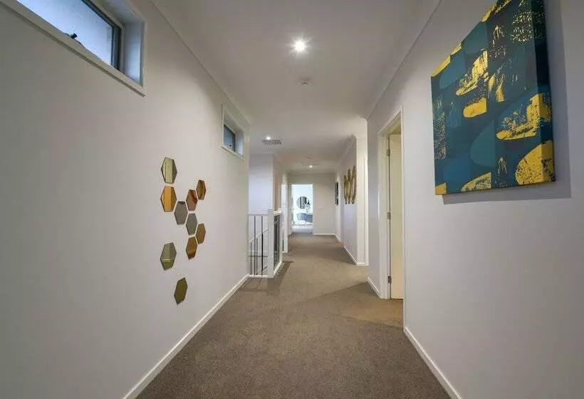 Luxury Waterfront Grand Villa In Melbourne