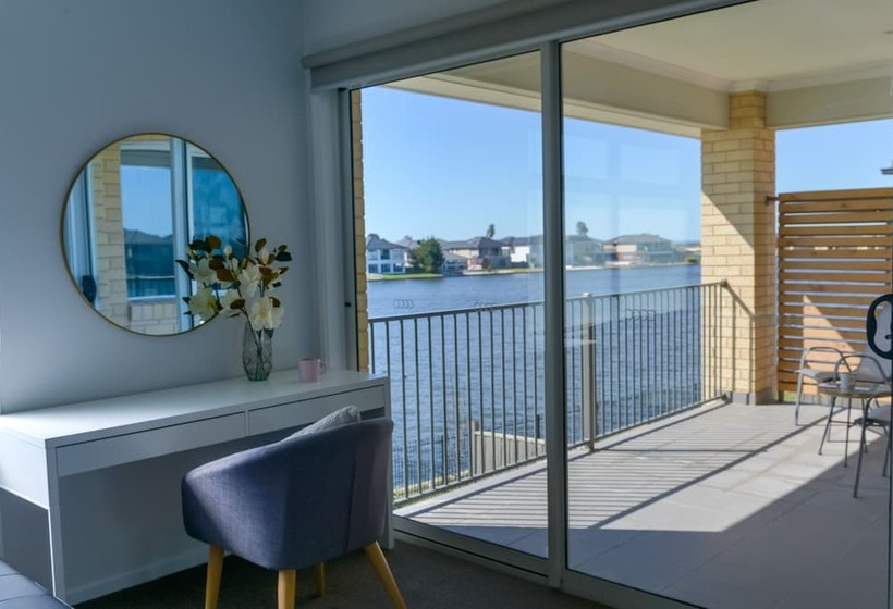 Luxury Waterfront Grand Villa In Melbourne