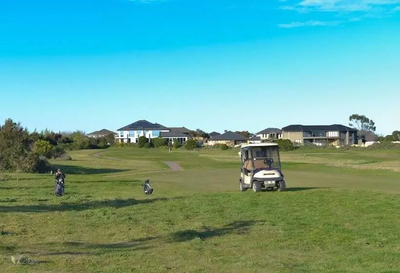 Luxury Waterfront Grand Villa In Melbourne