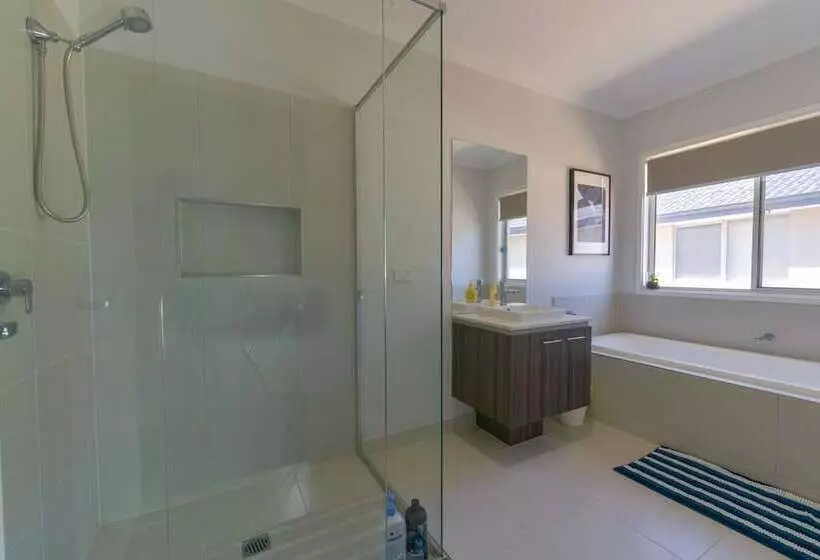 Luxury Waterfront Grand Villa In Melbourne