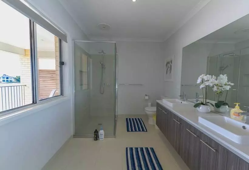 Luxury Waterfront Grand Villa In Melbourne