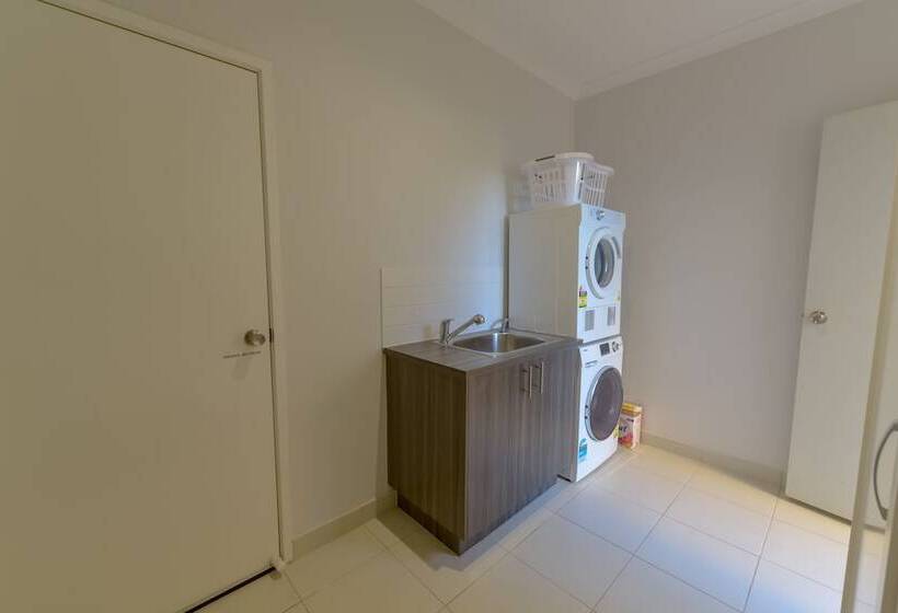 Luxury Waterfront Grand Villa In Melbourne