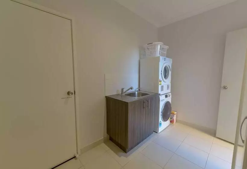 Luxury Waterfront Grand Villa In Melbourne