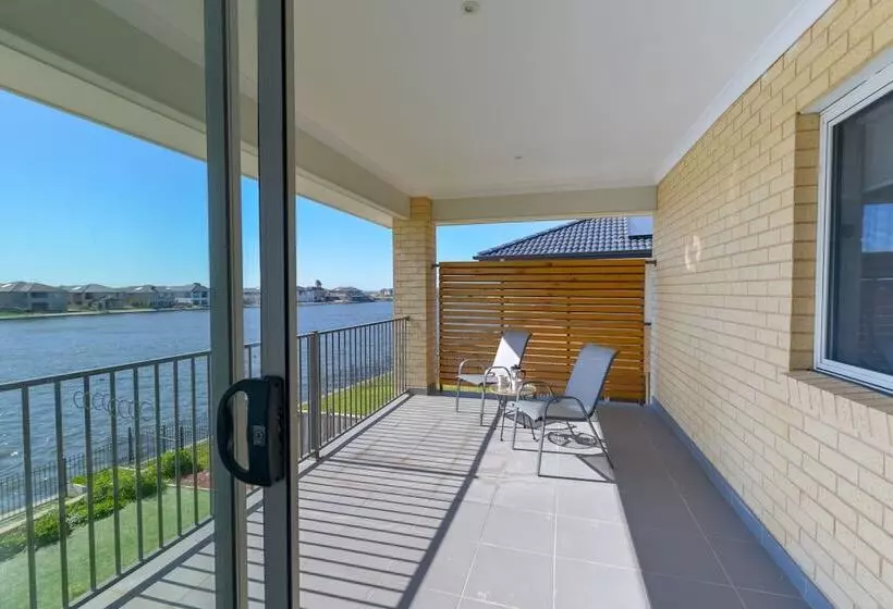 Luxury Waterfront Grand Villa In Melbourne