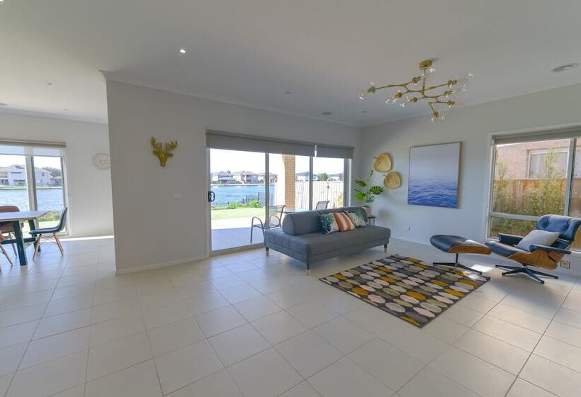 Luxury Waterfront Grand Villa In Melbourne